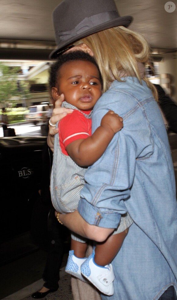 Vraiment trop mignon, Jackson dans les bras de sa maman Charlize Theron à l'aéroport de Los Angeles le 22 mai 2012