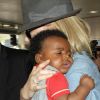 Charlize Theron arrive à l'aéroport avec son fils Jackson à Los Angeles le 22 mai 2012