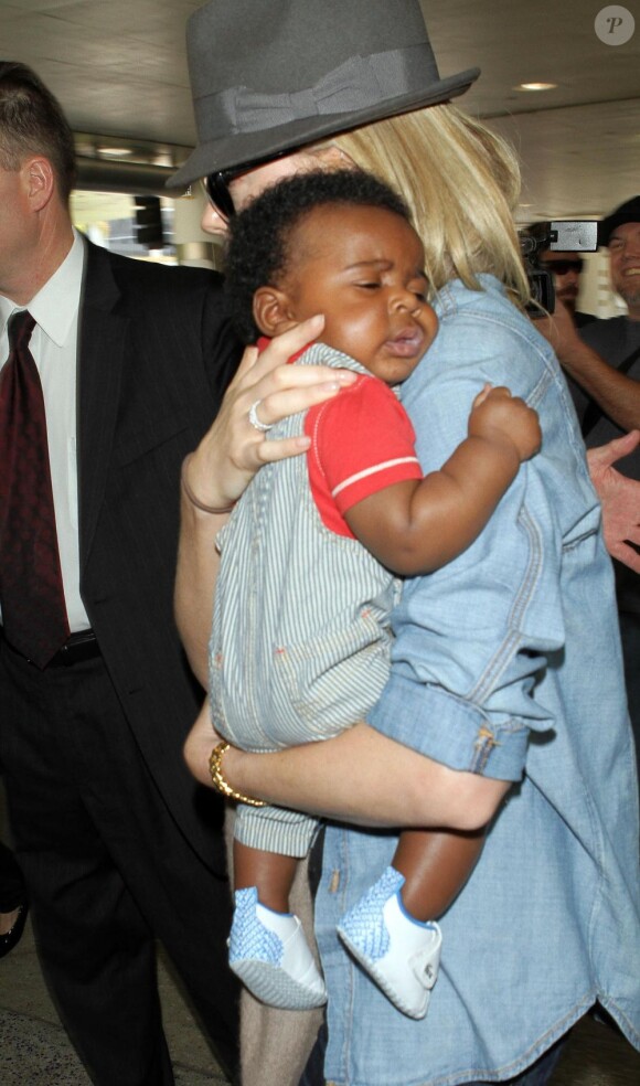 Charlize Theron arrive à l'aéroport avec son fils Jackson à Los Angeles le 22 mai 2012