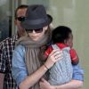 Très maternelle, Charlize Theron et son fils Jackson à l'aéroport de Los Angeles le 22 mai 2012