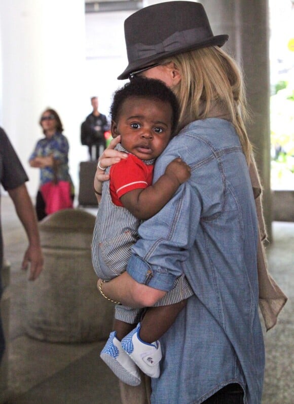 Charlize Theron et son fils Jackson, arrivent à l'aéroport Los Angeles le 22 mai 2012
