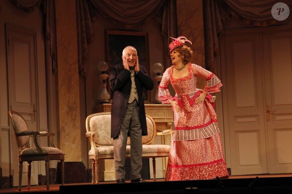 Le Dindon : François Berléand et Valérie Benguigui sur la scène du théâtre Edouard-VII, à Paris, le 22 mai 2012.