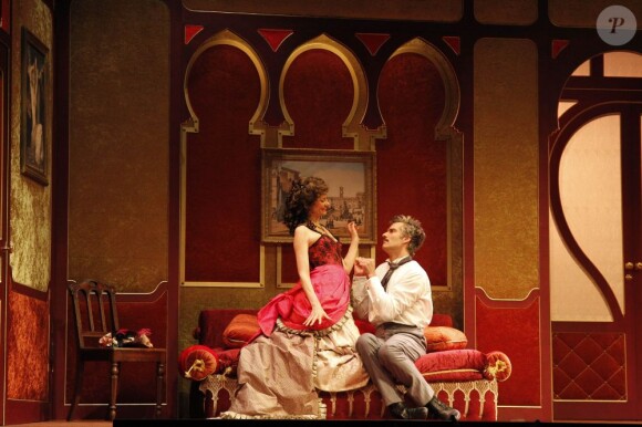 Le Dindon : François Vincentelli et Florence Pernel sur la scène du théâtre Edouard-VII, à Paris, le 22 mai 2012.
