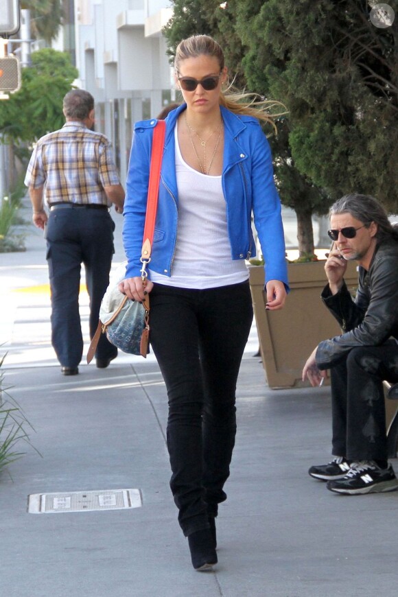 Bar Refaeli se fait plaisir durant une séance shopping sous le soleil de Los Angeles. Le 22 mai 2012.