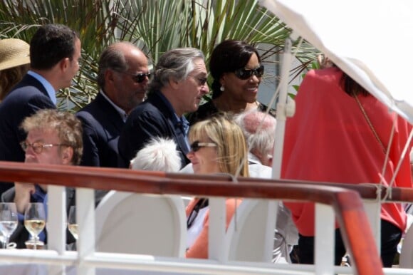 Robert de Niro et Grace Hightower au déjeuner en l'honneur de Jean-Paul Belmondo organisé par Paris Match à l'Eden Roc, au Cap d'Antibes, le 17 mai 2012.