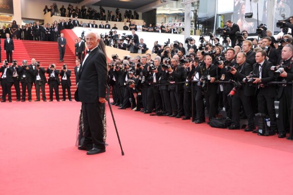 Jean-Paul Belmondo et Barbara Gandolfi sur les marches du Festival de Cannes, le 17 mai 2011.