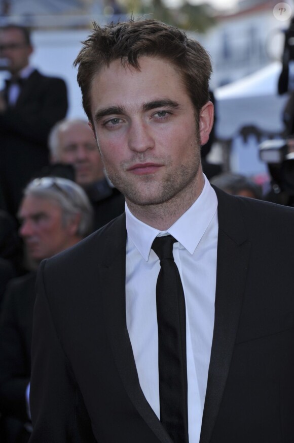 Robert Pattinson pour la montée des marches de son film Sur La Route, à Cannes, le 23 mai 2012.