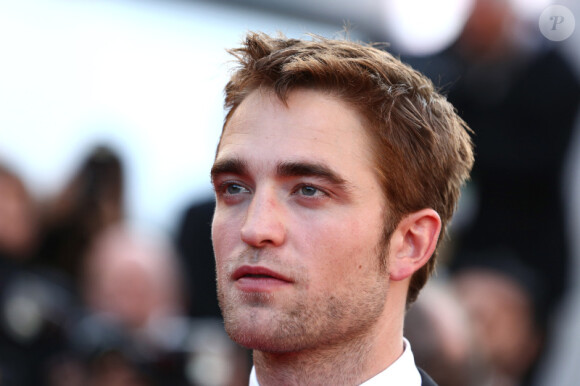 Robert Pattinson lors de la montée des marches du film Sur la route, au Festival de Cannes le 23 mai 2012.