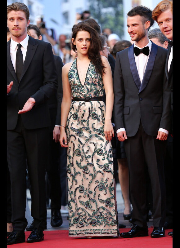 Garrett Hedlund, Kristen Stewart et Tom Sturridge lors de la montée des marches de Sur la route, le 23 mai 2012 au Festival de Cannes.
