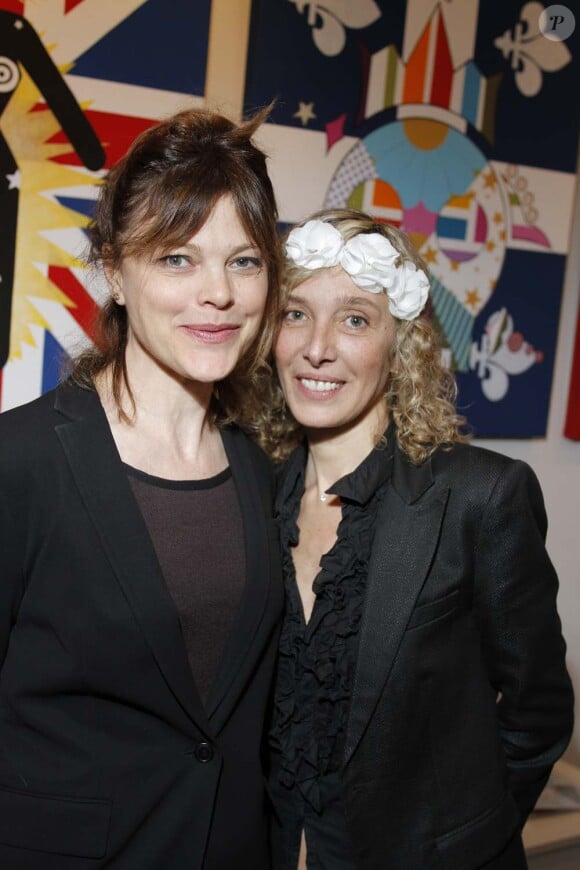 Alexandra Kazan et l'artiste Valeria Attinelli au vernissage de l'exposition Princess's Tour, à la Galerie Caplain Matignon, à Paris, le 22 mai 2012.