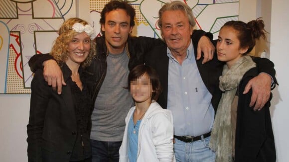 Alain Delon, son fils Anthony et ses petites-filles réunis pour une expo colorée