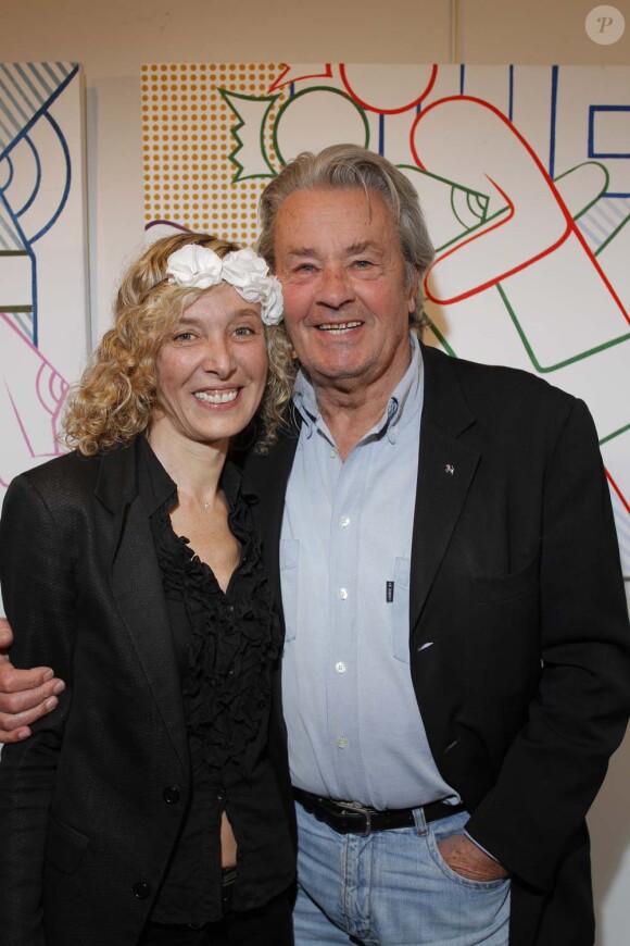 Alain Delon et l'artiste Valeria Attinelli au vernissage de l'exposition Princess's Tour, à la Galerie Caplain Matignon, à Paris, le 22 mai 2012.