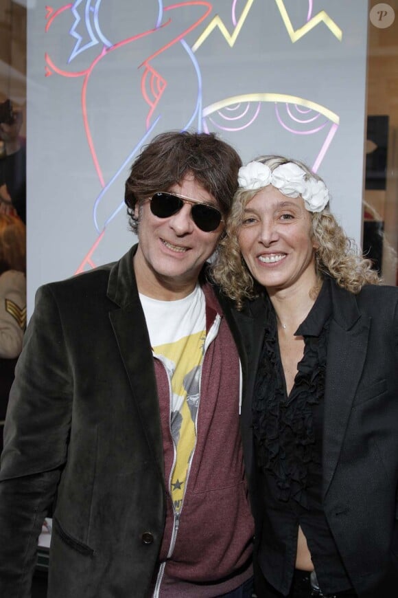 Bob Farrel et l'artiste Valeria Attinelli au vernissage de l'exposition Princess's Tour, à la Galerie Caplain Matignon, à Paris, le 22 mai 2012.