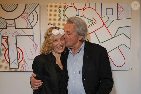 Alain Delon et l'artiste Valeria Attinelli au vernissage de l'exposition Princess's Tour, à la Galerie Caplain Matignon, à Paris, le 22 mai 2012.