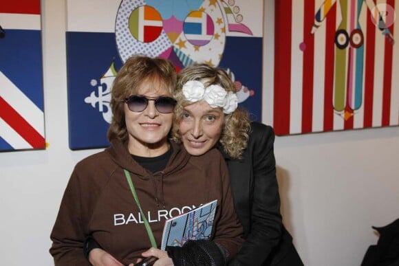 Nathalie Delon et l'artiste Valeria Attinelli au vernissage de l'exposition Princess's Tour, à la Galerie Caplain Matignon, à Paris, le 22 mai 2012.