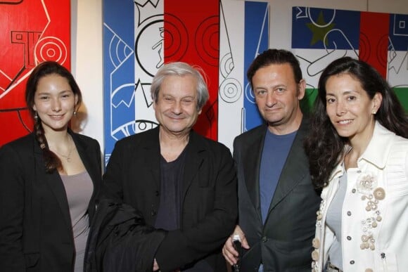 Anatasia et Astrid Betancourt, Boris Bergman et l'artiste Valeria Attinelli au vernissage de l'exposition Princess's Tour, à la Galerie Caplain Matignon, à Paris, le 22 mai 2012.