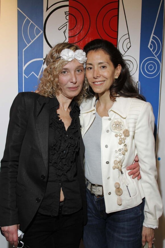 Astrid Betancourt et l'artiste Valeria Attinelli au vernissage de l'exposition Princess's Tour, à la Galerie Caplain Matignon, à Paris, le 22 mai 2012.