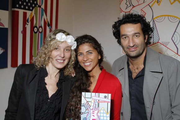 Yasmine Oughlis, son fiancé et l'artiste Valeria Attinelli au vernissage de l'exposition Princess's Tour, à la Galerie Caplain Matignon, à Paris, le 22 mai 2012.