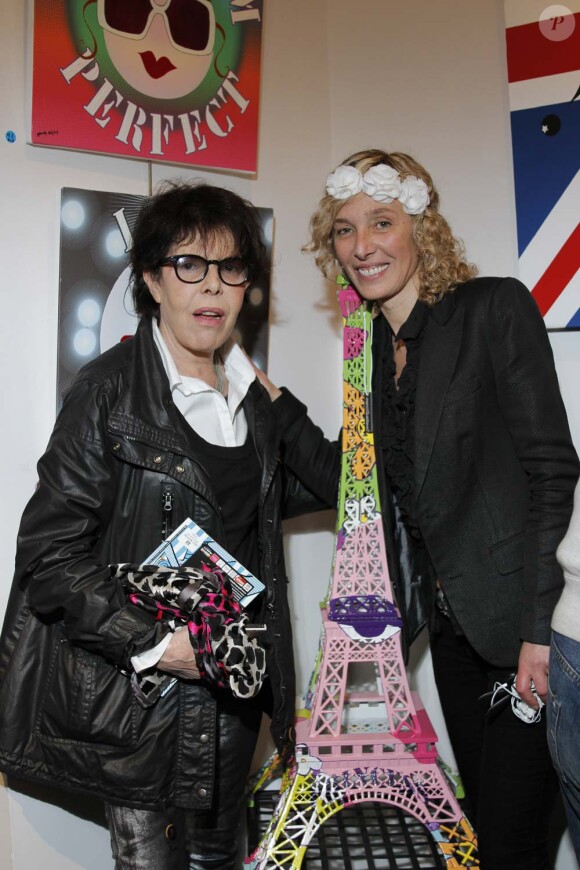 Dani et l'artiste Valeria Attinelli au vernissage de l'exposition Princess's Tour, à la Galerie Caplain Matignon, à Paris, le 22 mai 2012.