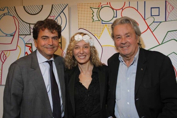 Pierre Lellouche, Alain Delon et l'artiste Valeria Attinelli au vernissage de l'exposition Princess's Tour, à la Galerie Caplain Matignon, à Paris, le 22 mai 2012.
