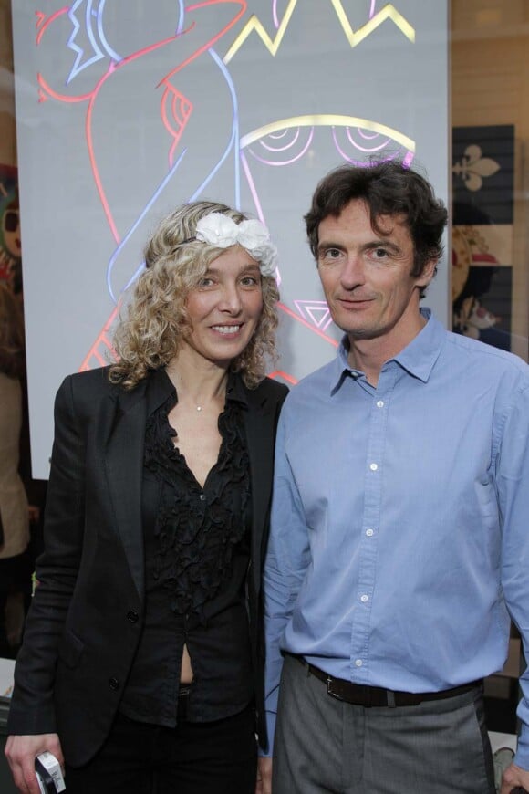 Denis Westhoff et l'artiste Valeria Attinelli au vernissage de l'exposition Princess's Tour, à la Galerie Caplain Matignon, à Paris, le 22 mai 2012.