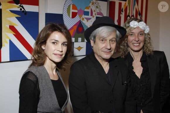 Valérie Kaprisky, Boris Bergman et l'artiste Valeria Attinelli au vernissage de l'exposition Princess's Tour, à la Galerie Caplain Matignon, à Paris, le 22 mai 2012.