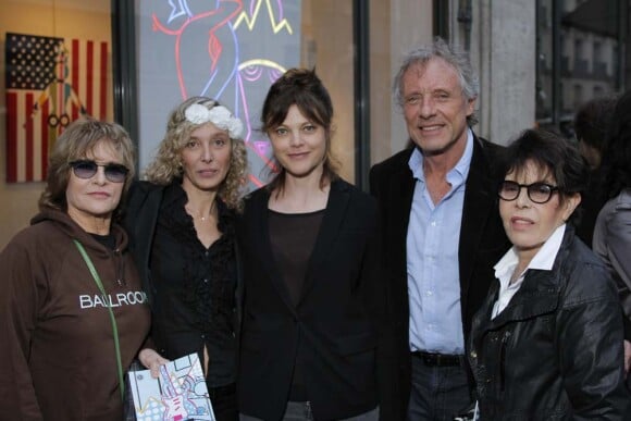 Nathalie Delon, Alexandra Kazan, Dani et l'artiste Valeria Attinelli au vernissage de l'exposition Princess's Tour, à la Galerie Caplain Matignon, à Paris, le 22 mai 2012.