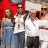 Bernie Ecclestone avec sa femme Slavica et leurs deux filles Tamara et Petra à Monaco en 2006.
Bernie Ecclestone, le ''supremo'' de la F1 âgé de 81 ans, a annoncé en avril 2012 ses fiançailles avec la Brésilienne Fabiana Flosi, 35 ans, rencontrée au Grand Prix du Brésil 2009.