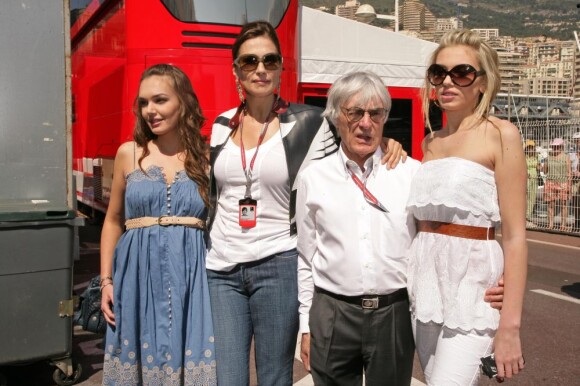 Bernie Ecclestone avec sa femme Slavica et leurs deux filles Tamara et Petra à Monaco en 2006.
Bernie Ecclestone, le ''supremo'' de la F1 âgé de 81 ans, a annoncé en avril 2012 ses fiançailles avec la Brésilienne Fabiana Flosi, 35 ans, rencontrée au Grand Prix du Brésil 2009.