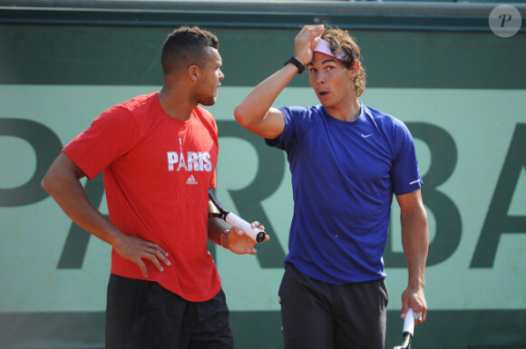 Jo-Wilfried Tsonga et Rafael Nadal très complices le 24 mai 2012 à Roland Garros lors d'un essai pour les nouvelles raquettes intelligentes signées Babolat