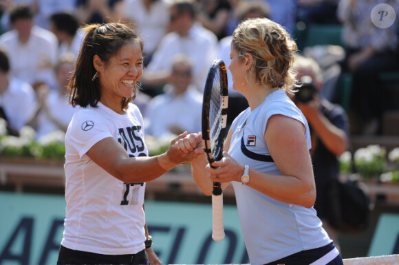 Li Na et Kim Clijsters le 24 mai 2012 à Roland Garros lors d'un essai pour les nouvelles raquettes intelligentes signées Babolat