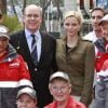 Le prince Albert II de Monaco et la princesse Charlene ont rendu visite aux équipes de la Croix-Rouge monégasque, dont le souverain du Rocher est le président, lors des essais libres du Grand Prix de F1 de Monaco, le 24 mai 2012.