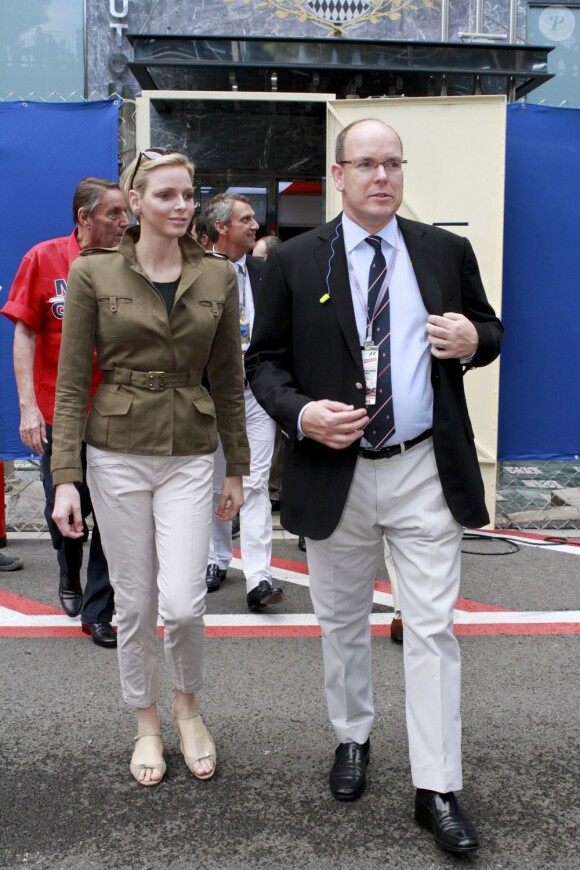 Le prince Albert II de Monaco et la princesse Charlene ont rendu visite aux équipes de la Croix-Rouge monégasque, dont le souverain du Rocher est le président, lors des essais libres du Grand Prix de F1 de Monaco, le 24 mai 2012.