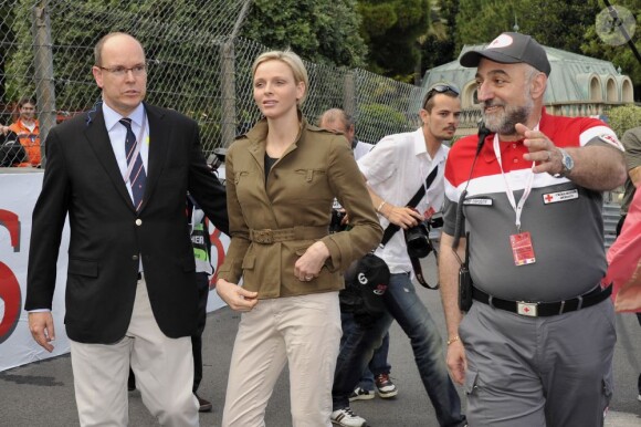 Le prince Albert et la princesse Charlene ont rendu visite aux équipes de la Croix-Rouge monégasque, dont le souverain du Rocher est le président, lors des essais libres du Grand Prix de F1 de Monaco, le 24 mai 2012.