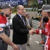 Le prince Albert et la princesse Charlene ont rendu visite aux équipes de la Croix-Rouge monégasque, dont le souverain du Rocher est le président, lors des essais libres du Grand Prix de F1 de Monaco, le 24 mai 2012.