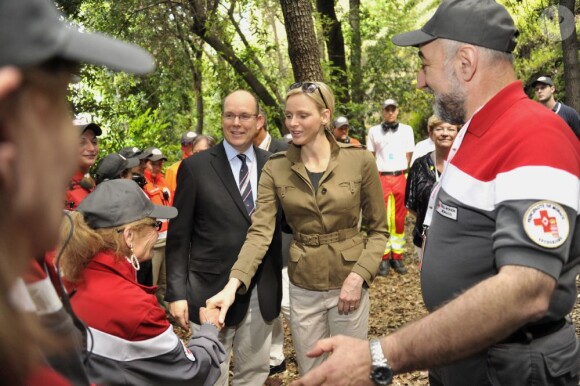 Le prince Albert et la princesse Charlene ont rencontré les équipes de la Croix-Rouge monégasque, dont le souverain du Rocher est le président, lors des essais libres du Grand Prix de F1 de Monaco, le 24 mai 2012.