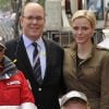 Albert et Charlene de Monaco ont rendu visite aux équipes de la Croix-Rouge monégasque, dont le souverain du Rocher est le président, lors des essais libres du Grand Prix de F1 de Monaco, le 24 mai 2012.