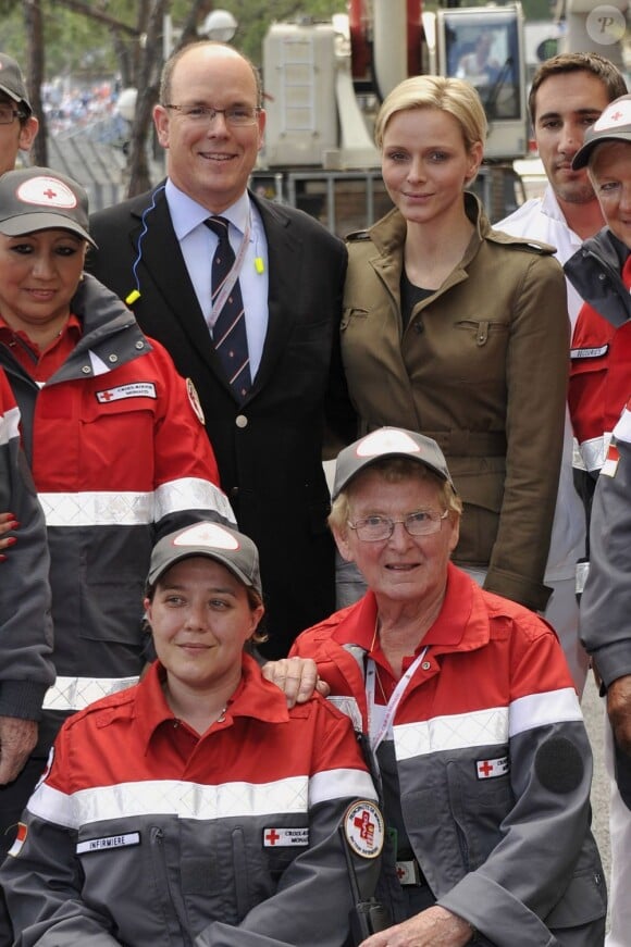 Albert et Charlene de Monaco ont rendu visite aux équipes de la Croix-Rouge monégasque, dont le souverain du Rocher est le président, lors des essais libres du Grand Prix de F1 de Monaco, le 24 mai 2012.