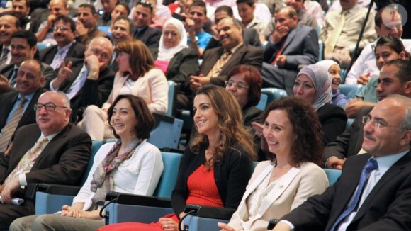 La reine Rania de Jordanie à l'Université de Science et de Technologie à Irbid le 7 mai 2012, pour le lancement de la nouvelle phase de son programme social Madrasati.