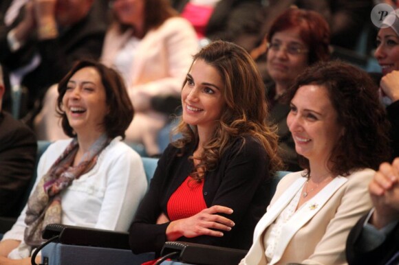La reine Rania de Jordanie à l'Université de Science et de Technologie à Irbid le 7 mai 2012, pour le lancement de la nouvelle phase de son programme social Madrasati.