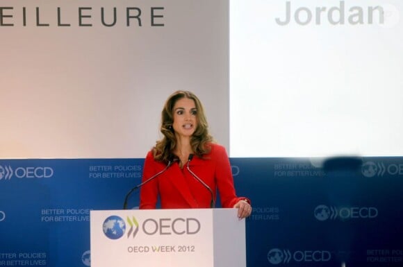 La reine Rania de Jordanie lors de son discours d'inauguration du Forum 2012 de l'OCDE, à Paris, le 22 mai 2012.