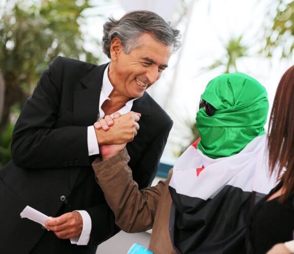 Bernard-Henri Lévy, accompagné par des vétérans libyens et deux opposants clandestins au régime de Damas, lors du photocall du film documentaire Le Serment de Tobrouk au Festival de Cannes le 25 mai 2012