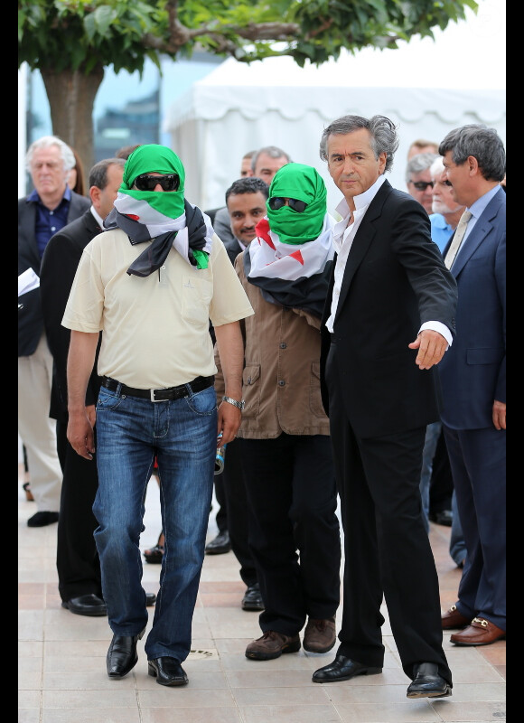 Le philosophe Bernard-Henri Lévy, accompagné par des vétérans libyens et deux opposants clandestins au régime de Damas, lors du photocall du film documentaire Le Serment de Tobrouk au Festival de Cannes le 25 mai 2012