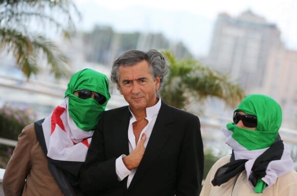 Bernard-Henri Lévy, accompagné par des vétérans libyens et deux opposants clandestins au régime de Damas, lors du photocall du film documentaire Le Serment de Tobrouk au Festival de Cannes le 25 mai 2012