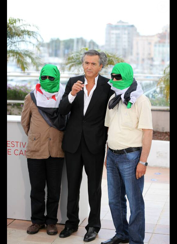 Bernard-Henri Lévy, accompagné par deux opposants clandestins au régime de Damas, lors du photocall du film documentaire Le Serment de Tobrouk au Festival de Cannes le 25 mai 2012