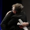 Gustave Kervern dans les bras de Tim Roth lors de la remise des prix Un Certain Regard à Cannes le 26 mai 2012
