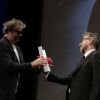 Gustave Kervern reçoit le prix spécial du jury pour Le Grand Soir des mains de Tim Roth, président du jury, lors de la remise des prix Un Certain Regard à Cannes le 26 mai 2012