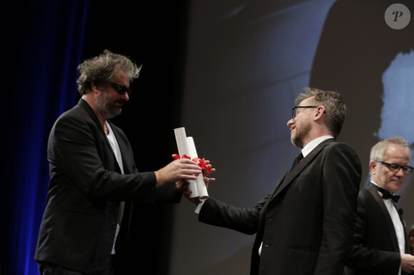 Gustave Kervern reçoit le prix spécial du jury pour Le Grand Soir des mains de Tim Roth, président du jury, lors de la remise des prix Un Certain Regard à Cannes le 26 mai 2012