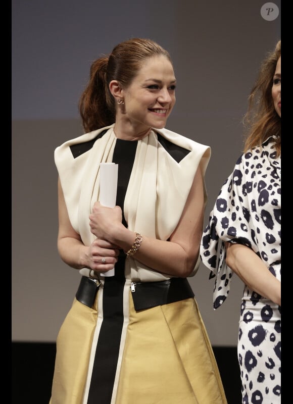 Emilie Dequenne, lauréate du prix d'interprétation pour A perdre la raison, lors de la remise des prix Un Certain Regard à Cannes le 26 mai 2012