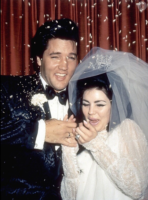 45 ans après sa mort le 16 août 1977, Elvis presley continue de fasciner. Les 23 et 24 juin 2012, la maison d'enchères Julien's Auctions proposera à la vente la première tombe du King, où il reposa moins de deux mois au cimetière de Forest Hill à Memphis avant d'être transféré le 2 octobre 1977 dans une sépulture sur son domaine de Graceland, où il repose toujours, au côté de sa mère Gladys.